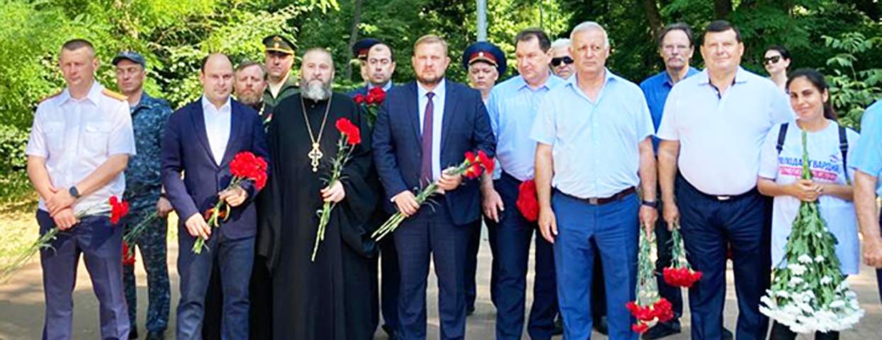 АО «Алмаз» принял участие возложении цветов возле памятника воинам-защитникам Ростова-на-Дону