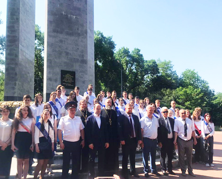 АО «Алмаз» принял участие возложении цветов возле памятника воинам-защитникам Ростова-на-Дону